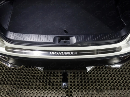Toyota Highlander 2017-	Накладка на задний бампер (лист шлифованный надпись Highlander)